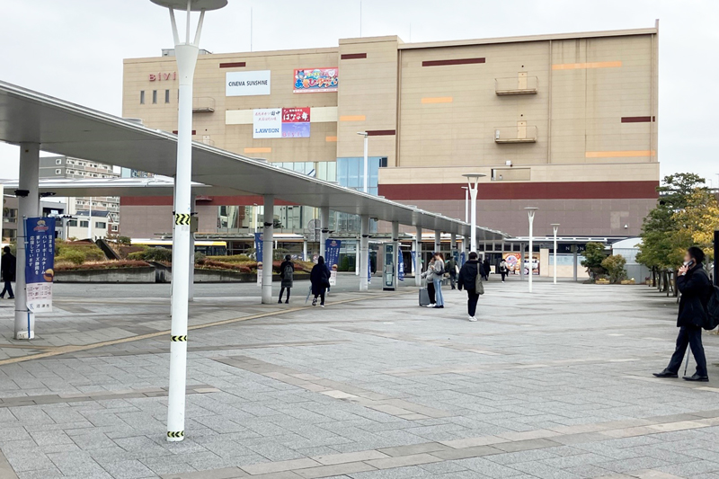 改札を出て、目の前のビルにあります