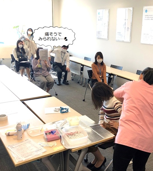 注射から思わず顔をそむけるメンバー(手前)と、その姿が痛そうで見ていられないメンバーの図
(終わったあとは、ふたりとも笑顔でした☺)