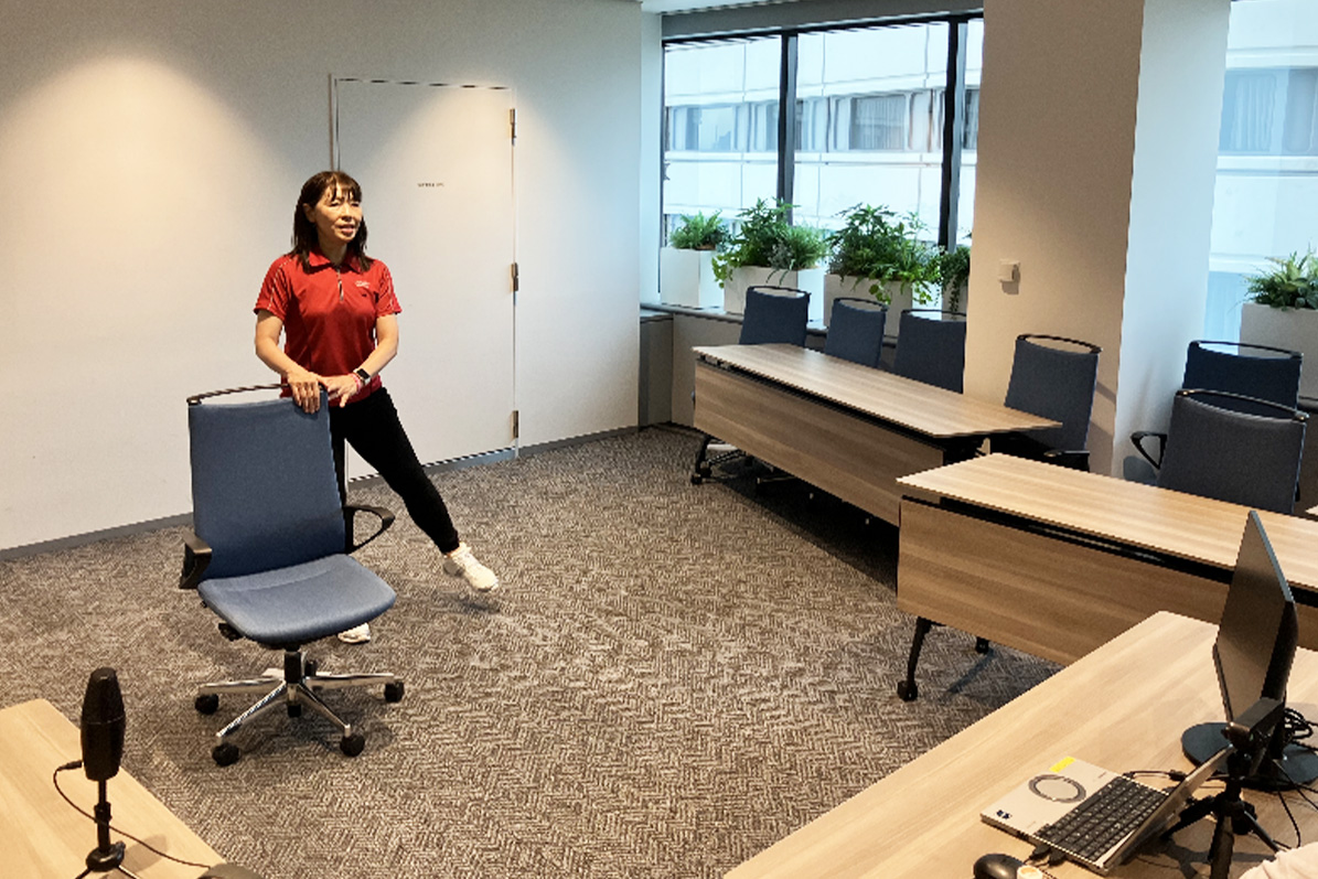 椅子を使ったストレッチ。講師の先生の立ち姿、うつくしいです