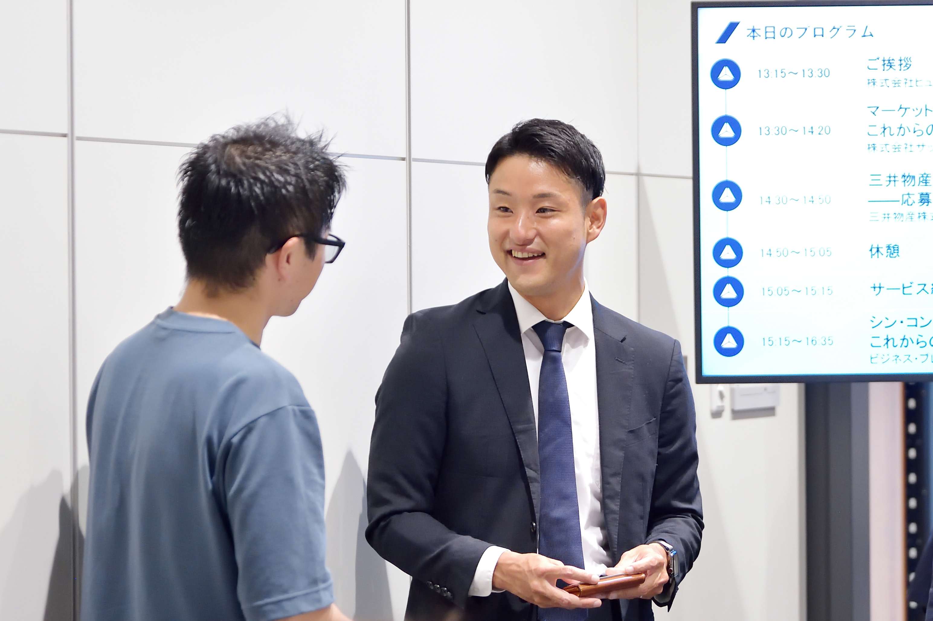 あちらこちらでご挨拶の輪がみられました