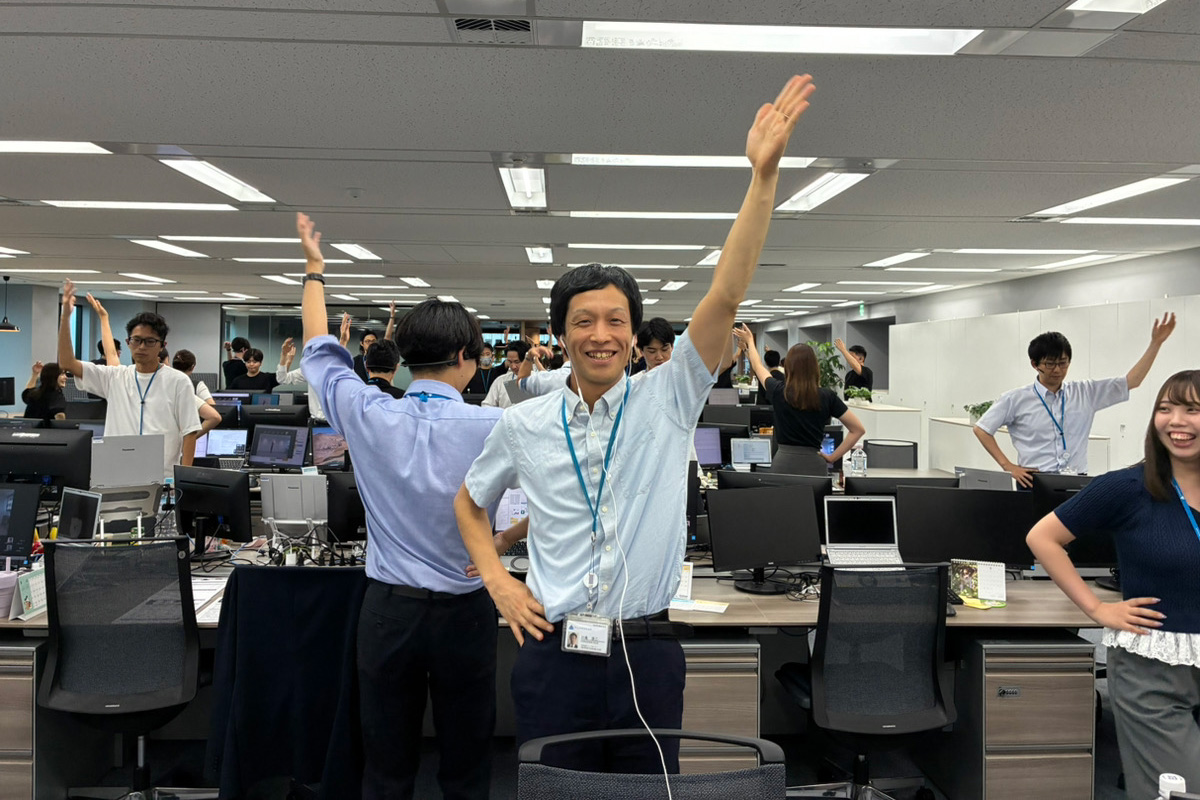 その場で足踏みしながら、先生と同じポーズ（ばっちり）