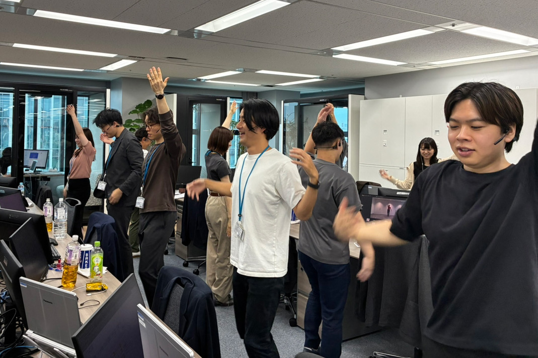 足踏みしながら、右手と左手で別の動き。難しくて混乱中