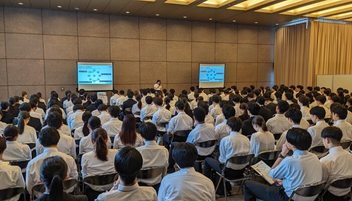 伊藤忠グループや商社ビジネスについて、グループが生み出すシナジー効果などを伊藤忠商事(株)人事担当よりご説明します。