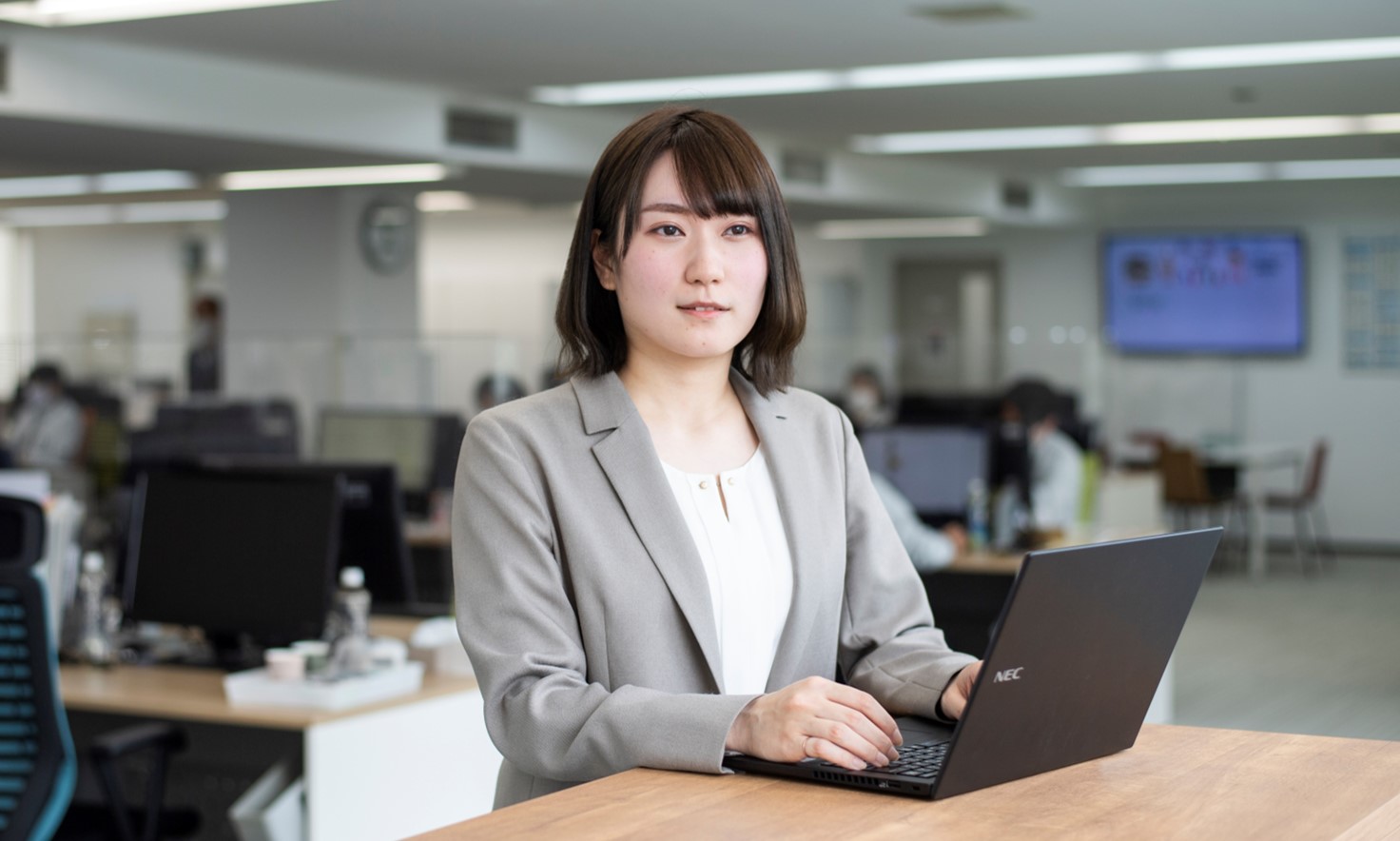 本社、支社、営業所等の各拠点にて各種事務業務（経理・人事・総務・営業部門等）を担当していただきます。
また、規模の大きい管理事務所の事務担当として現場事務も経験することができます。


