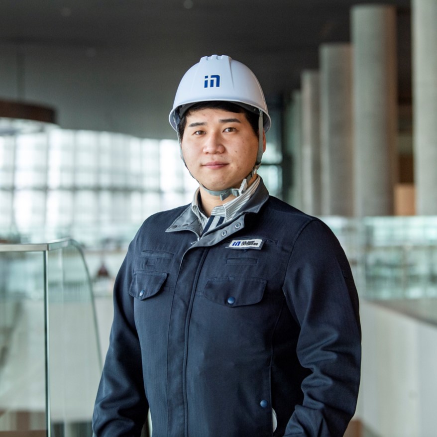 お客様の建物内に常駐する「常駐管理」や、いくつかの建物を巡回管理する「非常駐管理」の２つの形態で、建物に備わる各種設備機器のメンテナンスに携わります。

主に電気・衛生・空調・消防をはじめとする建築設備の日常点検・定期点検や、設備の不具合対応に携わります。

上記のほかにも小規模な建築工事や客先との折衝など、オールラウンダーとして活躍できます。
また、当社は「総合管理」として建物に関する業務を幅広く請け負っております。設備管理の知識を活かして省エネに関する提案、テナント誘致、施設運営マネジメント、コンサルティング等にもステップアップが可能です！


