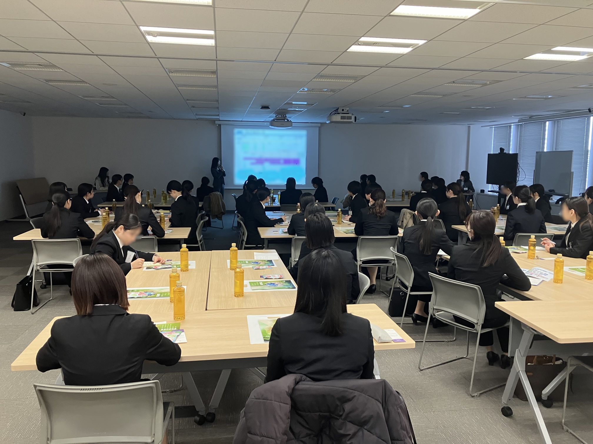 02　先輩社員・仕事紹介