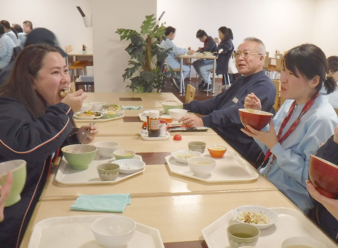 ランチは社員食堂で ランチは社員食堂で