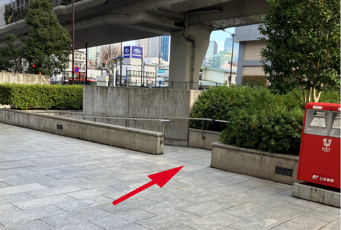 ⑭前方のポスト左横のスロープまで進んでください。<br><br> ⑭前方のポスト左横のスロープまで進んでください。<br><br>