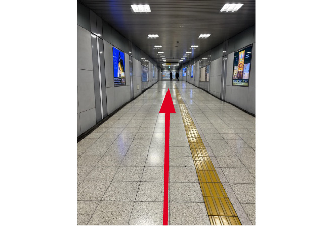 ②そのまま真っすぐ進みます。 ※改札からエレベーターまでの長い通路は緩やかな上り坂になっています。足元にご注意ください。