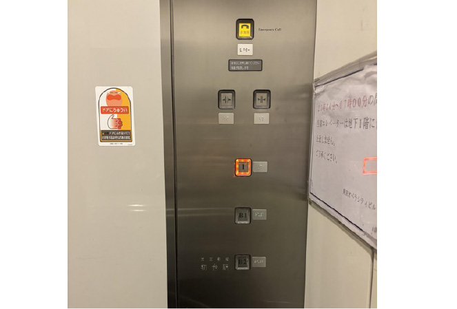 ⑤そのエレベーターに乗り、1Fまで上がってください。