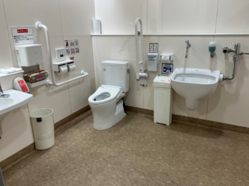 どなたにも使いやすい多目的トイレが1カ所設置されています。(オストメイトにも対応)