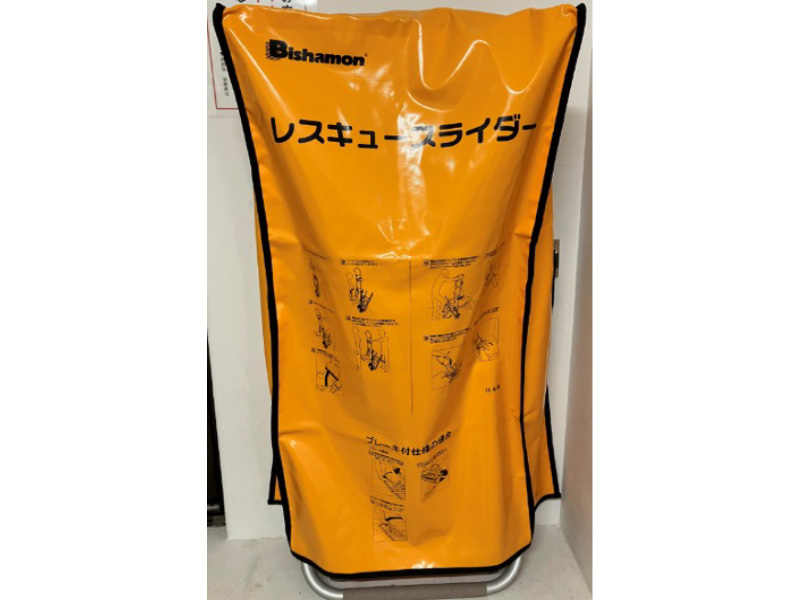 地震時など、エレベーターを使用して避難することができない場合に備え、階段避難車を整備しています。