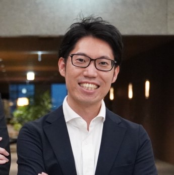 今井 泰徳 AIソリューションの提案を中心に、マーケティング部とソフトウェア開発チームを兼務。開発者としての目線を持つことで、AIが得意とする部分の活用や、扱う人とのコラボレーションを意識して提案を進めている。AIを自動化だけに使うのはもったいない! もっと面白い使い方ができないか、日々模索中。