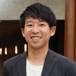 樋口 達大(MBS) テレビマスター、情報システムを経て現在のDX推進部へ。入社3年目。ネットワークなどのインフラ管理や社内のシステム開発を主に担当。時には現場へ出向き、時には自分で手を動かしながら、放送局におけるデジタルトランスフォーメーションとは何なのかを探るために奮闘している。