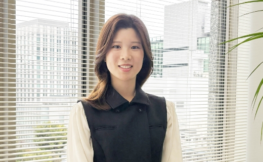 コンビニエンスストア向け店舗運営資材を担当後、2025年11月より「店内調理の弁当・惣菜」の容器・包材を担当。休日はピラティスや友人との食事、旅行を楽しむ。