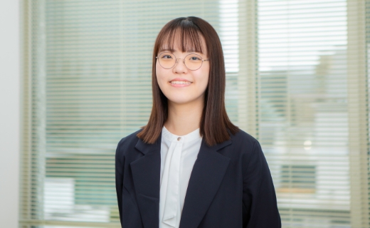 コンビニエンスストアのレジ横で販売される「揚げ物」の容器・包材や販促ラベルの提案や在庫管理を担当。休日は水族館でペンギン鑑賞をしたり、eスポーツ観戦にいそしんだりしている。