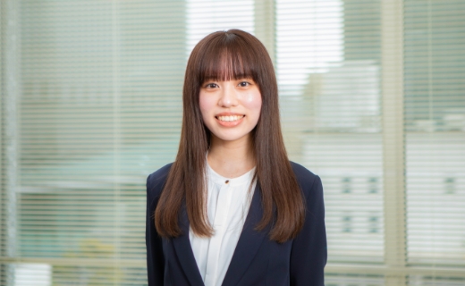 財務業務を担当し、資金繰りや送金、外貨確認、税金の処理などに従事。休日は友人と過ごすことが多く、最近はオンラインの動画配信サービスで映画やアニメ鑑賞にハマっている。