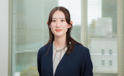 研修の一環で、リスクマネジメントや経理、営業・SCM(物流)業務サポートの4部署の業務を1年間かけて習得。趣味は甘いものを食べることとバドミントン。休日は友人と出かけるほか、ドラマ鑑賞や読書を楽しむ。