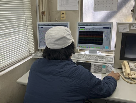 モニターで設備や生産状況の監視