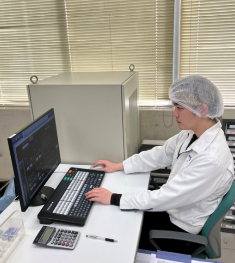 操作室のモニターで生産状況の監視