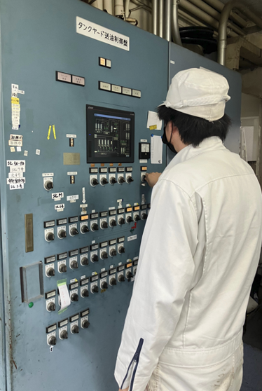 制御盤でバルブを操作して油を移送