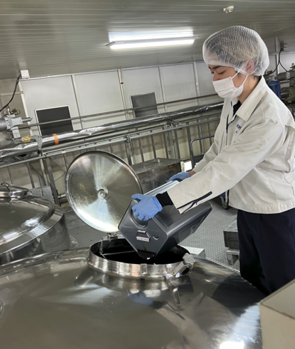 油槽タンクへの手仕込み