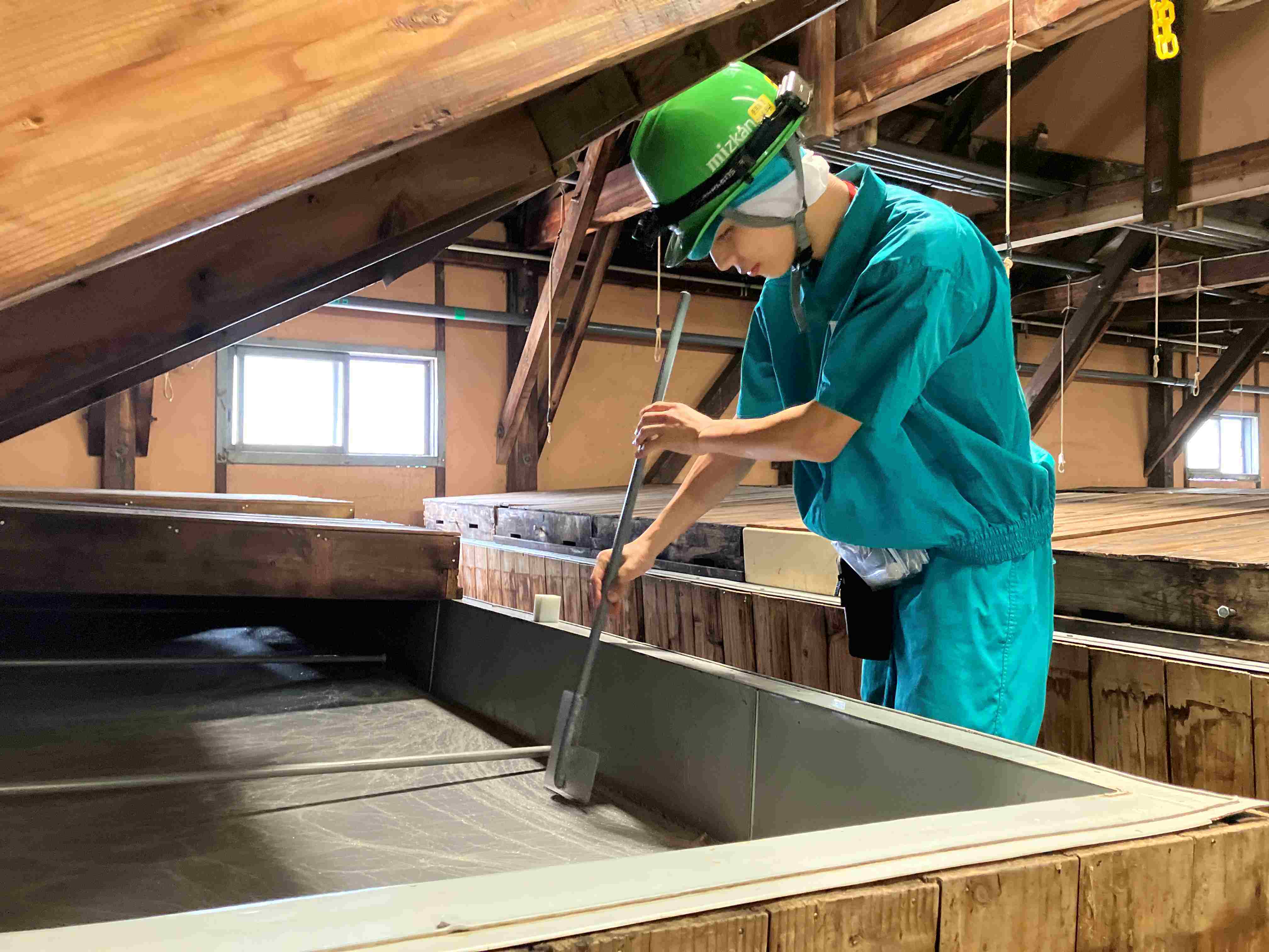 お酢の醗酵状況を確認中 お酢の醗酵状況を確認中