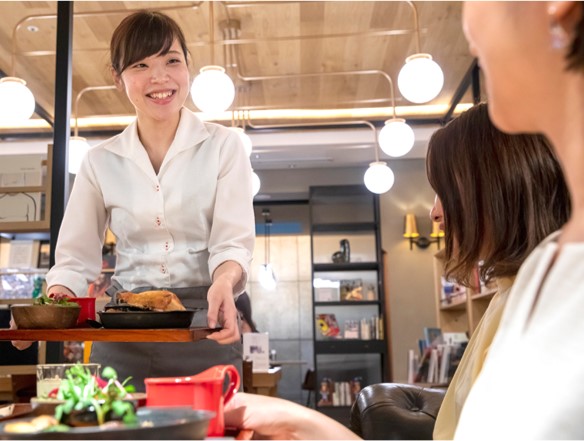 お客様のホテル体験を、美味しさとおもてなしで支える仕事です。ご予約受付からお料理提供まで、幅広くお任せします。食品衛生管理や、お酒にまつわる知識も身につけていただきます。
レストランの店舗責任者(マネージャー)、ホテルの料飲・宴会部門を統括する支配人や、レストランにおけるイベント企画に携わるキャリアパスを目指せます。