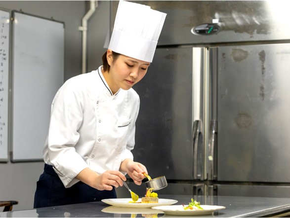 調理・製菓部門は、ホテルグルメに欠かせない存在です。調理業務全般のほか、ライブキッチンでの接客調理、宴会場での調理演出、食材の原価管理、食材品質や栄養管理などをお任せします。調理師・栄養士・パティシエを目指して学んだ方は勿論、未経験の方もチャレンジ可能です。
レストランや宴会の料理長、メニュー開発担当、複数ホテルの調理部門を束ねる統括総料理長などを目指せます。