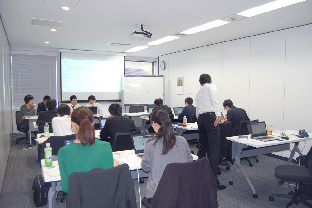 NSSの新人研修は15ヵ月。配属後すぐに活かせるスキルを身に付けることができます。
