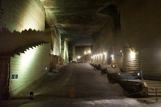 大谷資料館 旧採石場を整備した博物館で、地下30~60m、2万㎡にも及ぶ大谷石を掘り出して出来た巨大な地下空間が広がります。
その幻想的な雰囲気から映画のロケやPVの撮影、美術展など、様々な用途に利用されています。