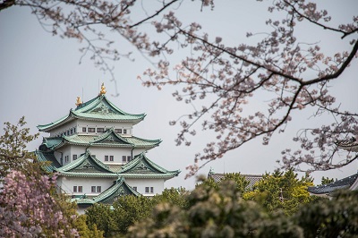 愛知県には、名古屋城・犬山城・岡崎城など、数多くの城・城跡が残っています。名古屋には徳川家康の遺した美術品・国宝を収める徳川美術館があります。