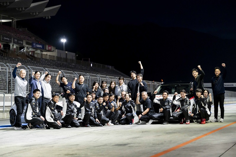2024年シーズンのモータースポーツ活動。富士スピードウェイに制作したレースカーを持ち込み、チームで3時間の耐久レースを完走しました。