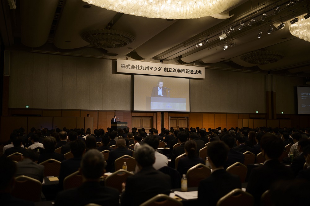 ヒルトン福岡で開催された20周年創立記念式典。年に１度、全社員が一堂に会し会社の方針や著名人の講演などを受けて学びと気づき、モチベーションを高める場として機能しています。
