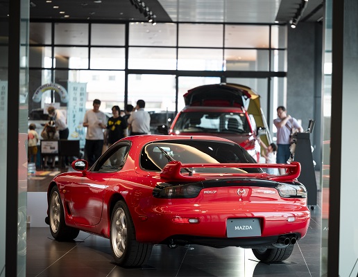 レストアしたRX-7を展示。お客様との特別なイベントの時に現れる特別な一台。