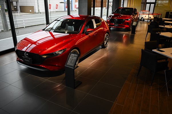 MAZDAブランドを体現した次世代ショールームでは、クルマの躍動を感じる展示レイアウトでお客様を魅了します。