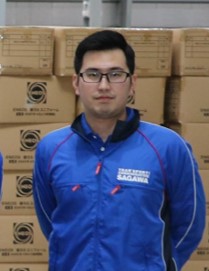 出身地：静岡県
性格：ユーモアたっぷり、物おじしない
趣味：料理、釣り、アウトドア
メッセージ：物流の世界へようこそ！社員一同皆さんと会えるのを心待ちにしています！一緒に頑張りましょう！