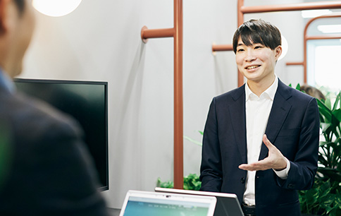 「新オフィスは、社員同士コミュニケーションが取りやすいレイアウトになっています」