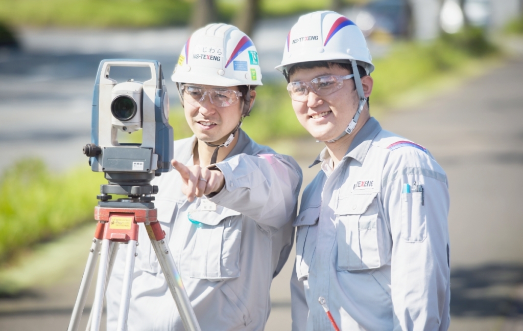 土木エンジニア 製鉄を始め電力・交通などに関するプラント基礎、道路・鉄道・水道・太陽光などのインフラの調査・設計・工事全般を行っています。
プラントフィールドは広く巨大です。広大なインフラの整備、プラントの基礎部分の建設は特殊土木分野といえるかもしれない、高い技術力が求められます。