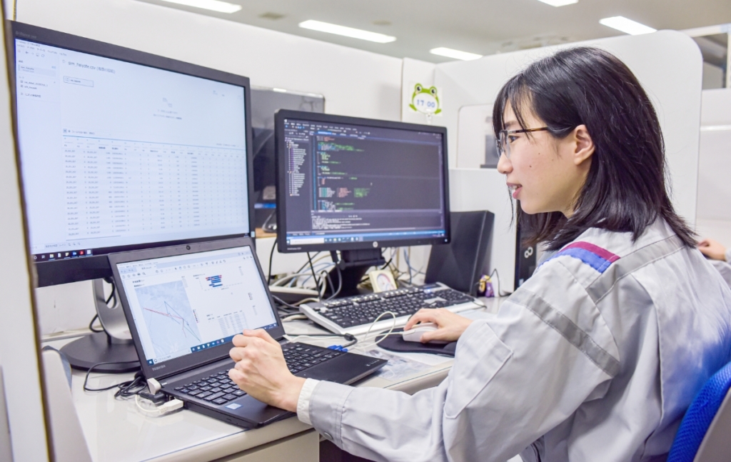 システムエンジニア 製鉄を始め自動車・電力・食品・官公庁等に関する
コンピュータシステム・ソフトウェアの企画、設計、開発、運用、メンテナンスを行っています。
システムはプラントの大動脈。人間に例えると脳の役割から神経までつかさどる重要な技術要素です。