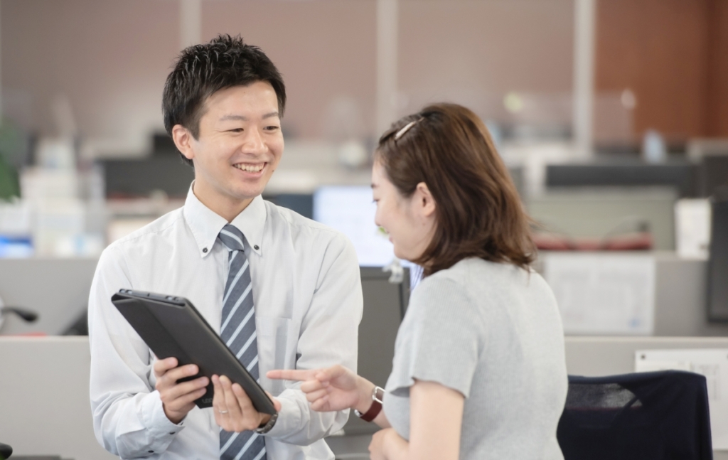 事務系スタッフ お客様の最前線で活躍をする技術部門だけでは会社は成立しません。組織の運営や管理を行う。エンジニアを支える。経営施策を企画し実行する技術部門と一緒になって会社を経営しています。