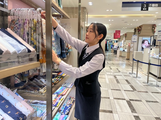 池袋店 婦人・紳士・特選部 売場運営課 婦人洋品雑貨担当