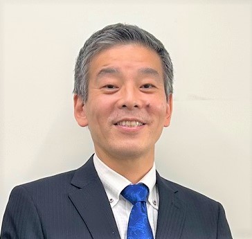 営業第二部 課長/阿部 2010年に中途入社。当時の加盟店営業部(現営業第二部)に初期配属。2015年に大阪支店(現大阪営業部)に異動し、約4年2か月の間、加盟店営業とコーポレートカード等法人向けカードの営業を担当。その後、営業第二部に異動となり、現在は課長としてチームを統括している。