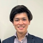 営業第一部 高田(キャリアトレーナー) 2016年入社。営業第二部に初期配属されたのち、2018年に福岡営業所に異動。現在は、大手企業をお客様とする営業第一部に所属。加盟店営業やコーポレートカード等法人向けカードの営業だけでなく、必要に応じてプロセシングの営業を専門部署と連携しながら行うこともあり、大手クライアントに対するトータルセールスを行っている。