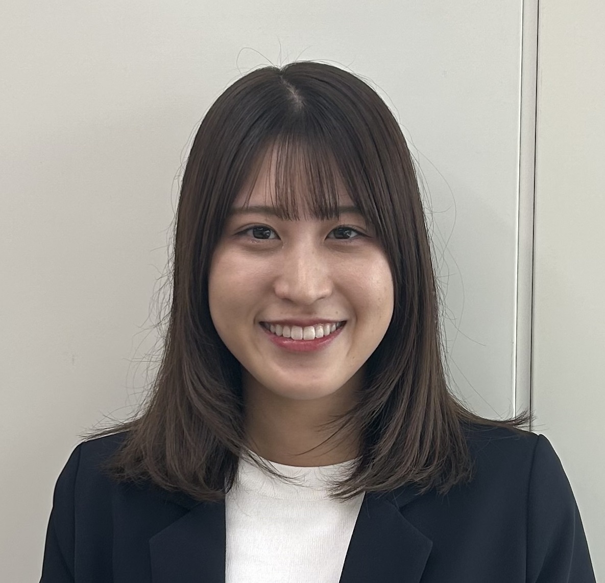 法人営業第一部 平林(新入社員) 2023年入社。新入社員研修で約3か月間オペレーション部門を周り、カード会社の裏側で行われている業務を経験。その後、2023年7月に法人営業第一部に配属。現在は、先輩社員とともに受託先の大手カード会社を担当し、受託先が発行するカードの利用状況の分析や利用促進のキャンペーンの立案、受託範囲拡大のための営業推進を行っている。